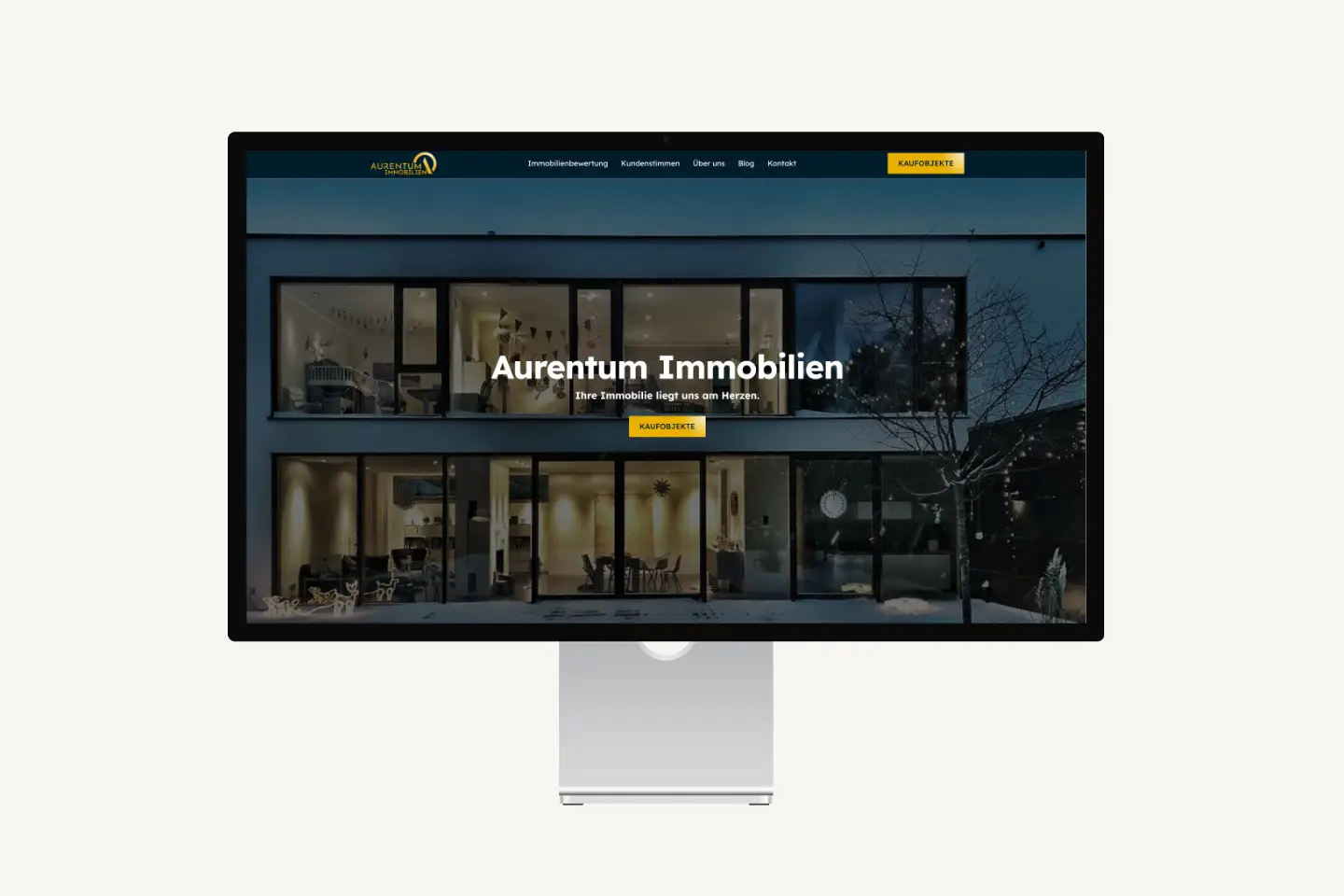 Aurentum Immobilien Webflow-Website auf einem Apple Studio Display